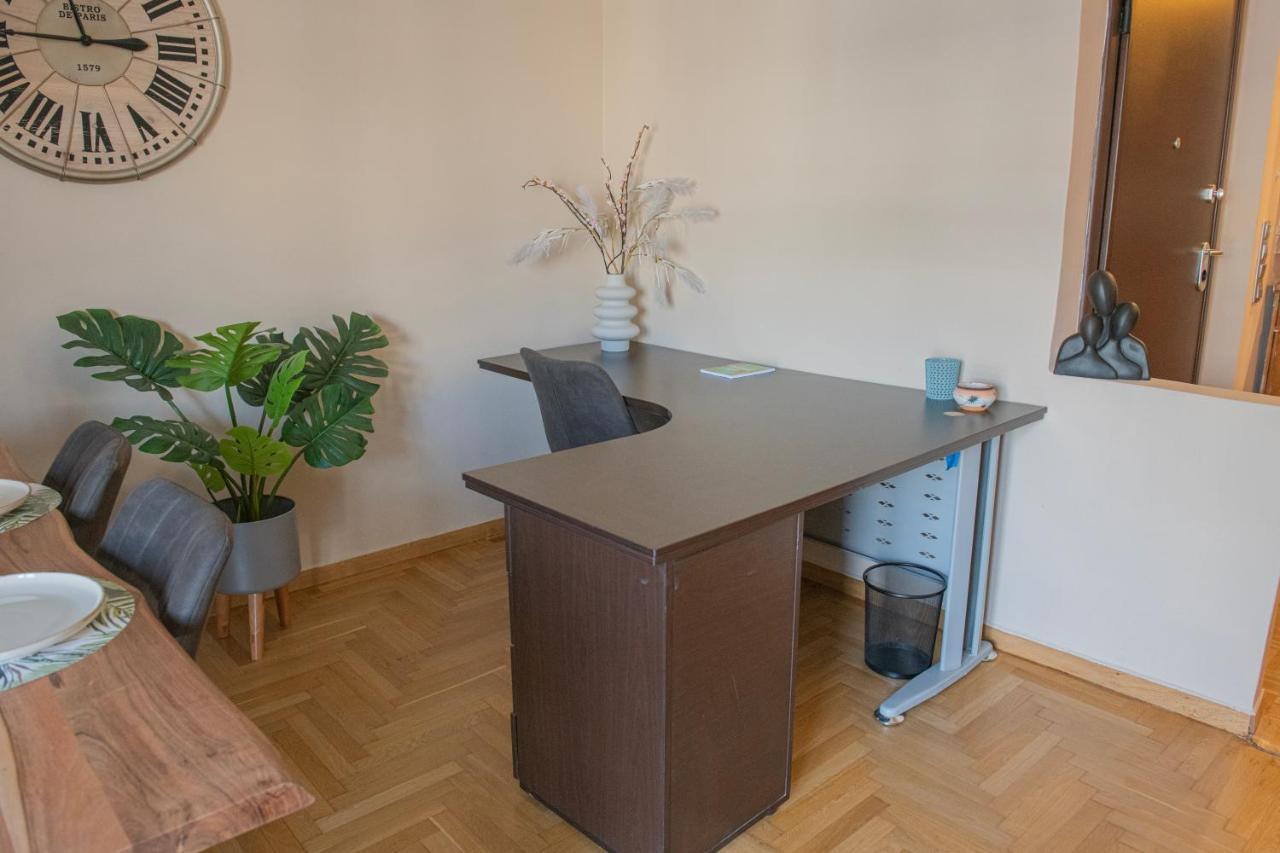 Urban Oasis, Stylish Short In Center Apartment Piraeus