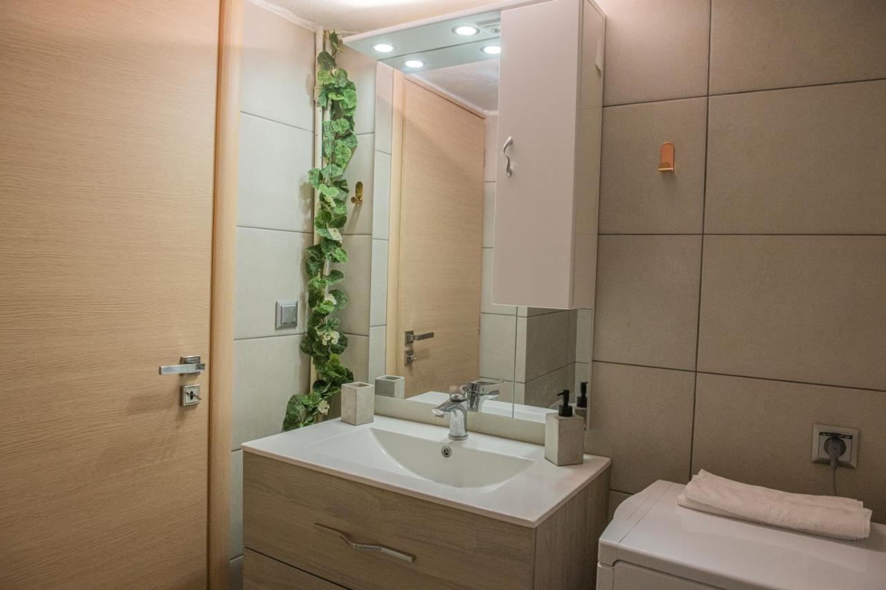 Urban Oasis, Stylish Short In Center Apartment Piraeus